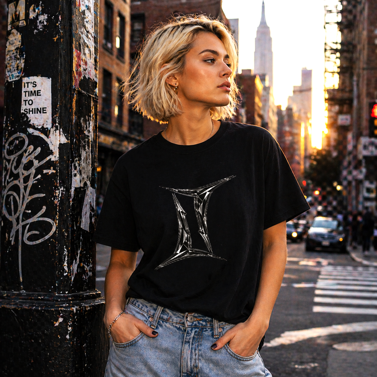 Modelo urbano con camiseta negra Géminis minimalista diseño geométrico Astrálisis