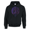 Vista frontal de hoodie negro Leo Perfil Realeza con diseño leonino violeta