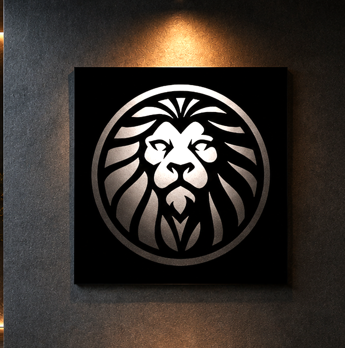 Arte en Metal Leo instalado en interior contemporáneo con iluminación cálida y diseño minimalista