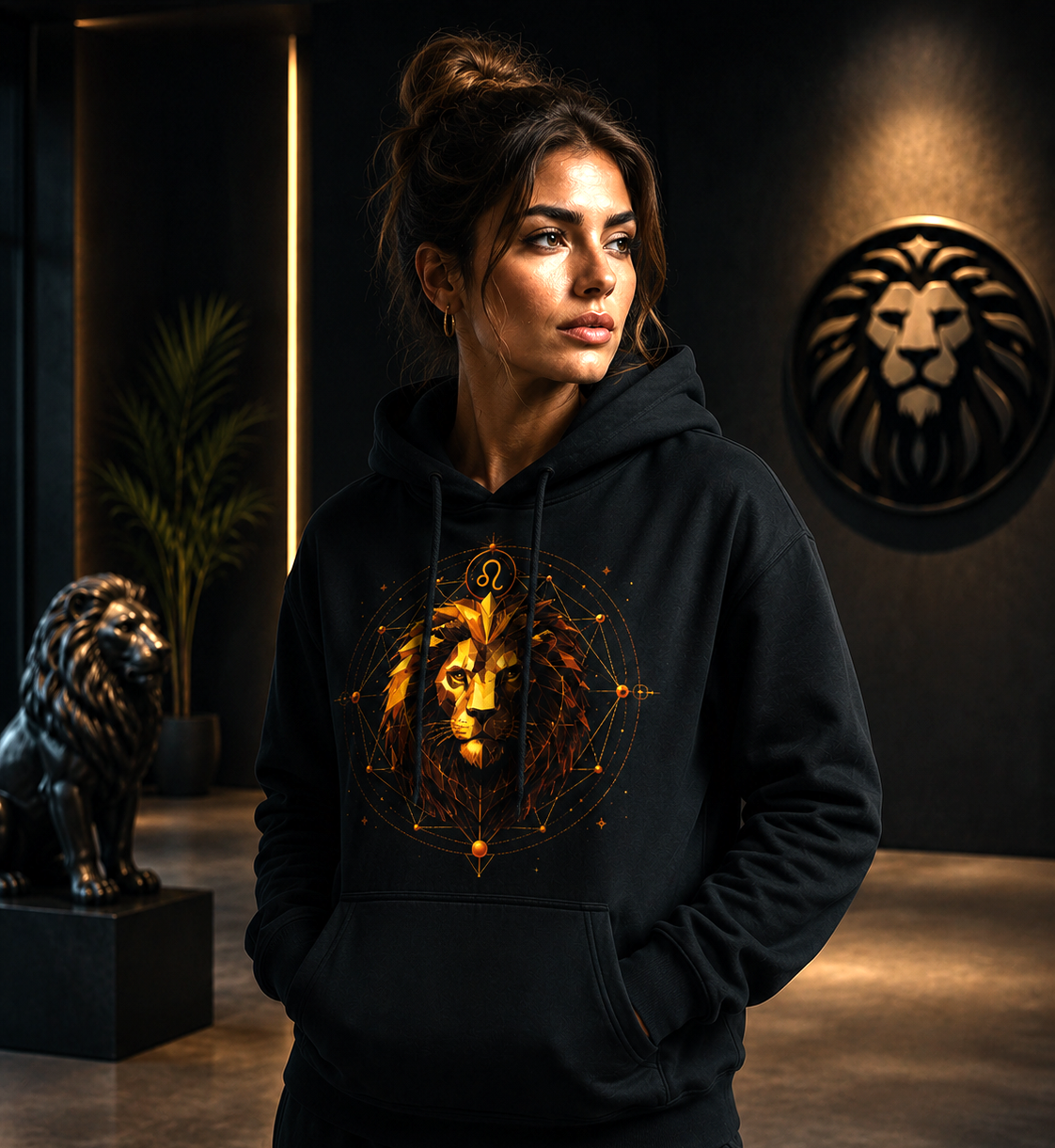 Mujer vistiendo sudadera negra Leo Facetas Reales con diseño zodiacal dorado