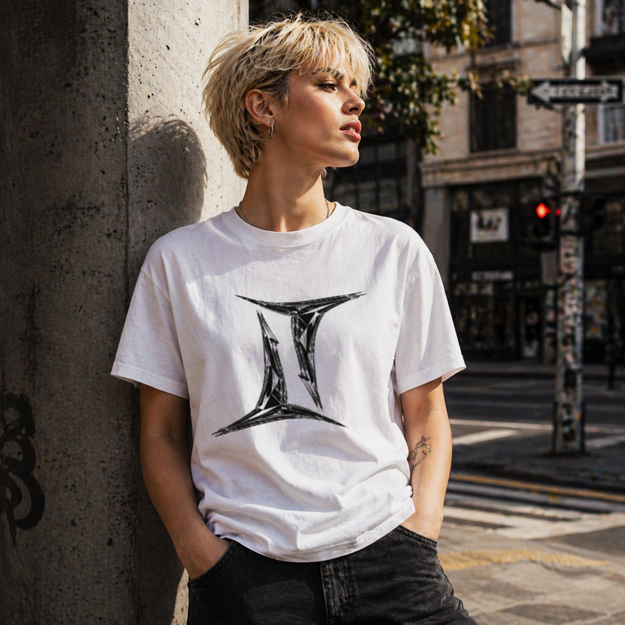Camiseta blanca Géminis con símbolo geométrico minimalista diseño urbano Astrálisis