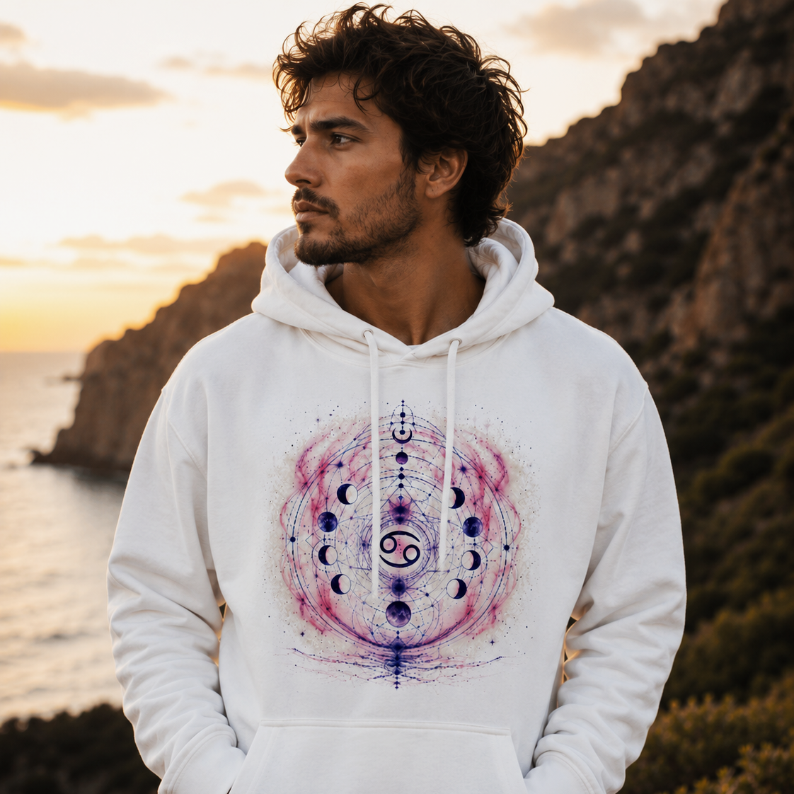 Hombre vistiendo sudadera blanca Cáncer inspirada en los ciclos lunares y la astrología