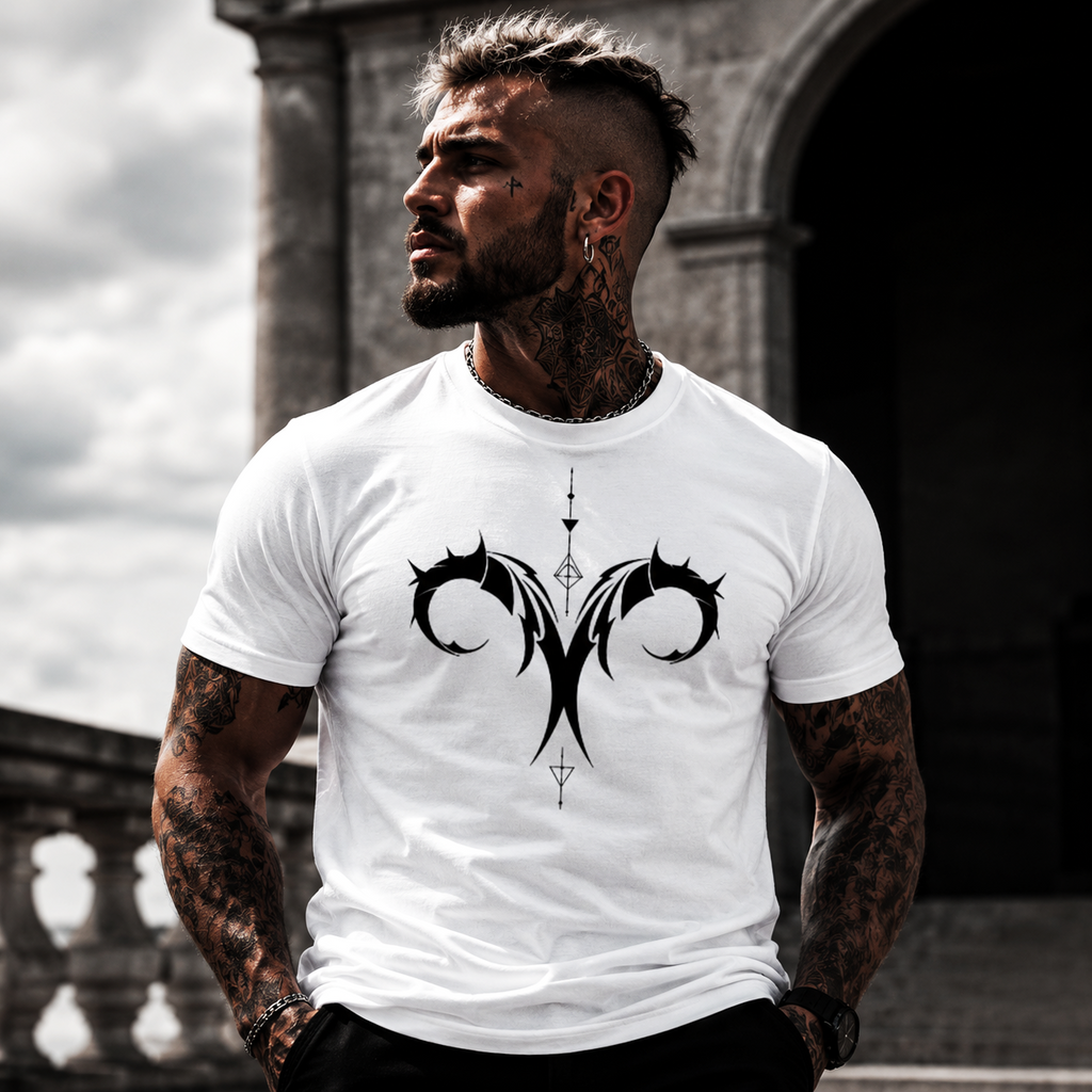 Modelo vistiendo camiseta blanca Tribalista Aries en entorno editorial