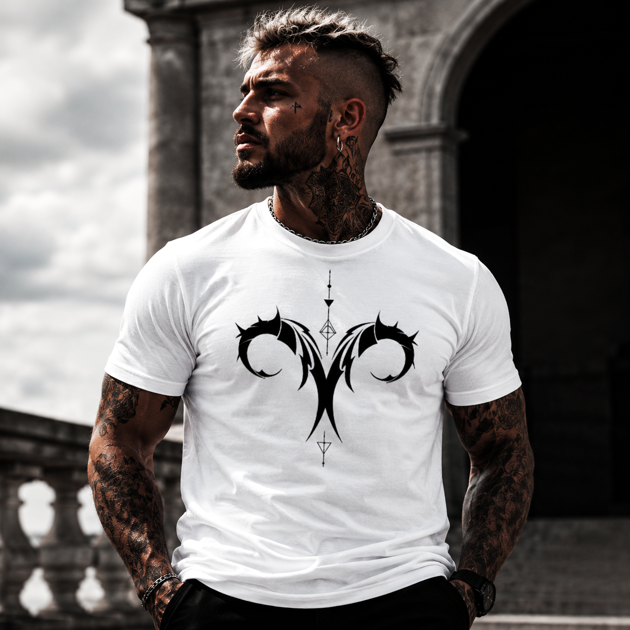 Modelo vistiendo camiseta blanca Tribalista Aries en entorno editorial