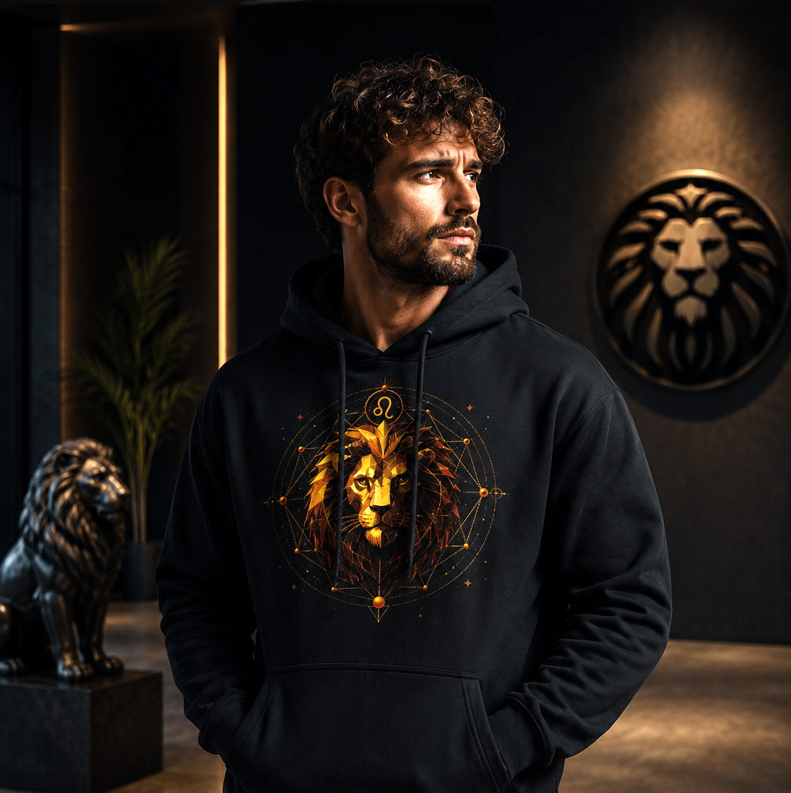 Hombre vistiendo hoodie negro Leo Facetas Reales en ambiente contemporáneo