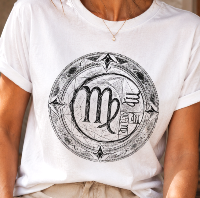Primer plano de la camiseta blanca Virgo Áureo con diseño inspirado en la geometría sagrada y el símbolo zodiacal de Virgo