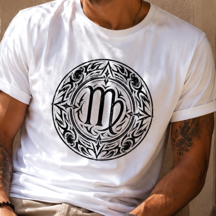 Primer plano de la camiseta blanca Virgo Tribalista con diseño tribal exclusivo inspirado en el símbolo zodiacal de Virgo