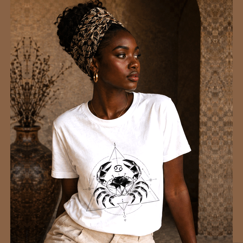 camiseta blanca cancer diseño geometrico modelo mujer editorial