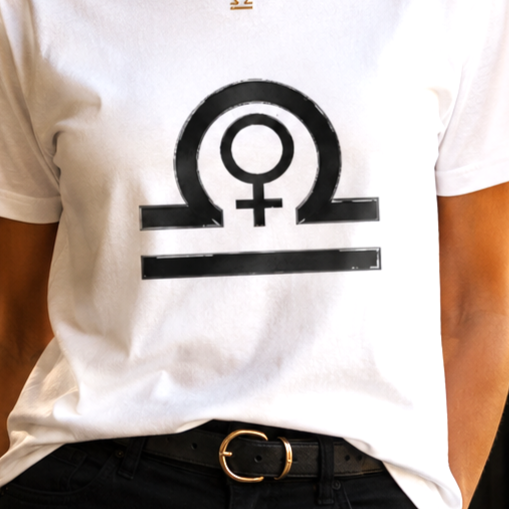 Camiseta Blanca Libra Signos con símbolo zodiacal negro en primer plano