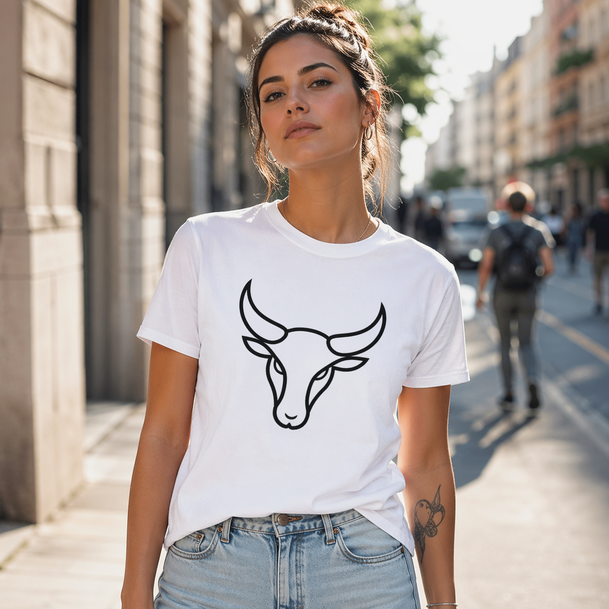 camiseta blanca tauro tribal mujer estilo urbano minimalista