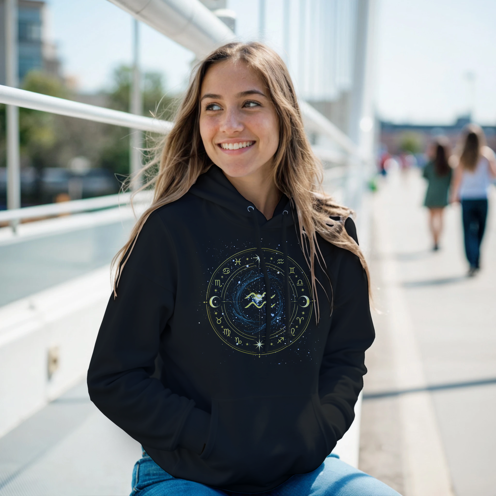 Hoodie astral futurista Acuario con estética urbana y cósmica