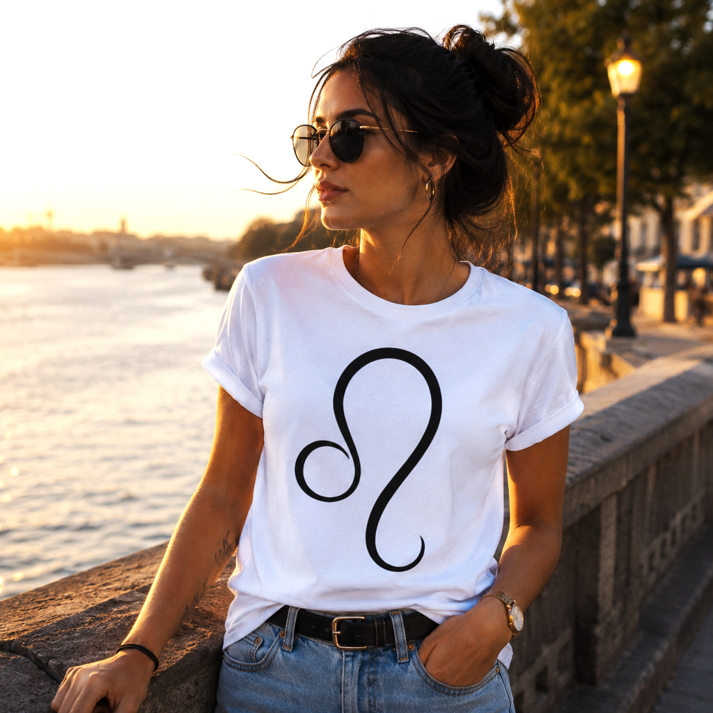 Mujer vistiendo camiseta blanca Leo con símbolo zodiacal minimalista en un entorno urbano contemporáneo