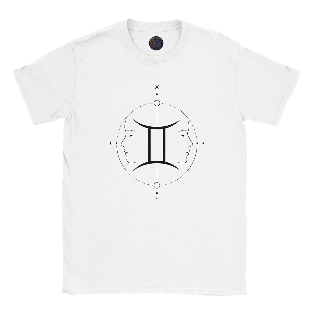 Modelo masculino urbano vistiendo camiseta blanca Géminis minimalista y logo astrálisis