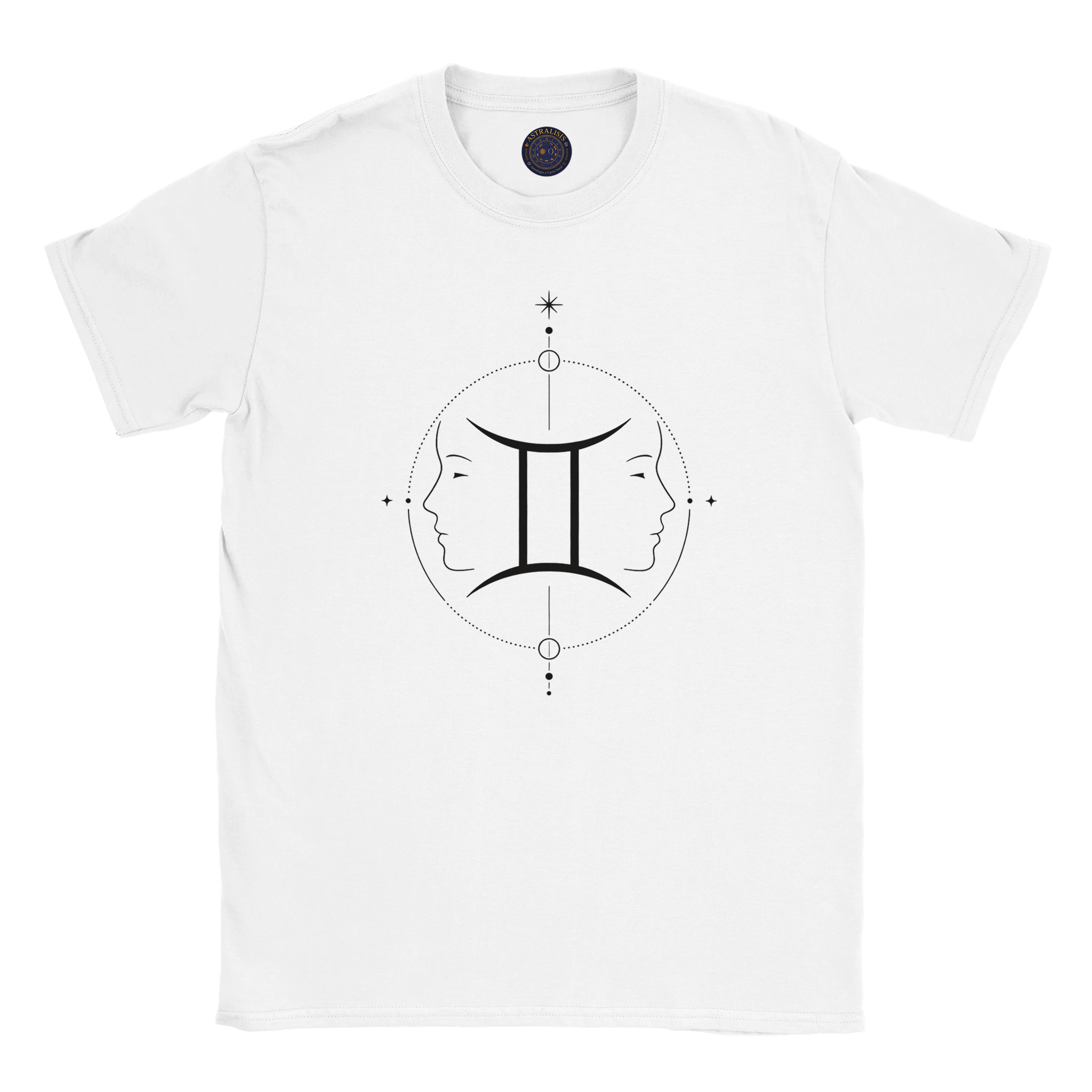 Modelo masculino urbano vistiendo camiseta blanca Géminis minimalista y logo astrálisis
