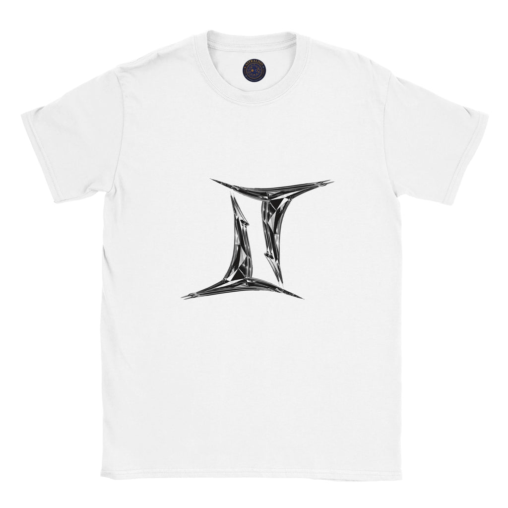 Modelo urbano vistiendo camiseta blanca Géminis diseño minimalista Astrálisis y logo astrálisis