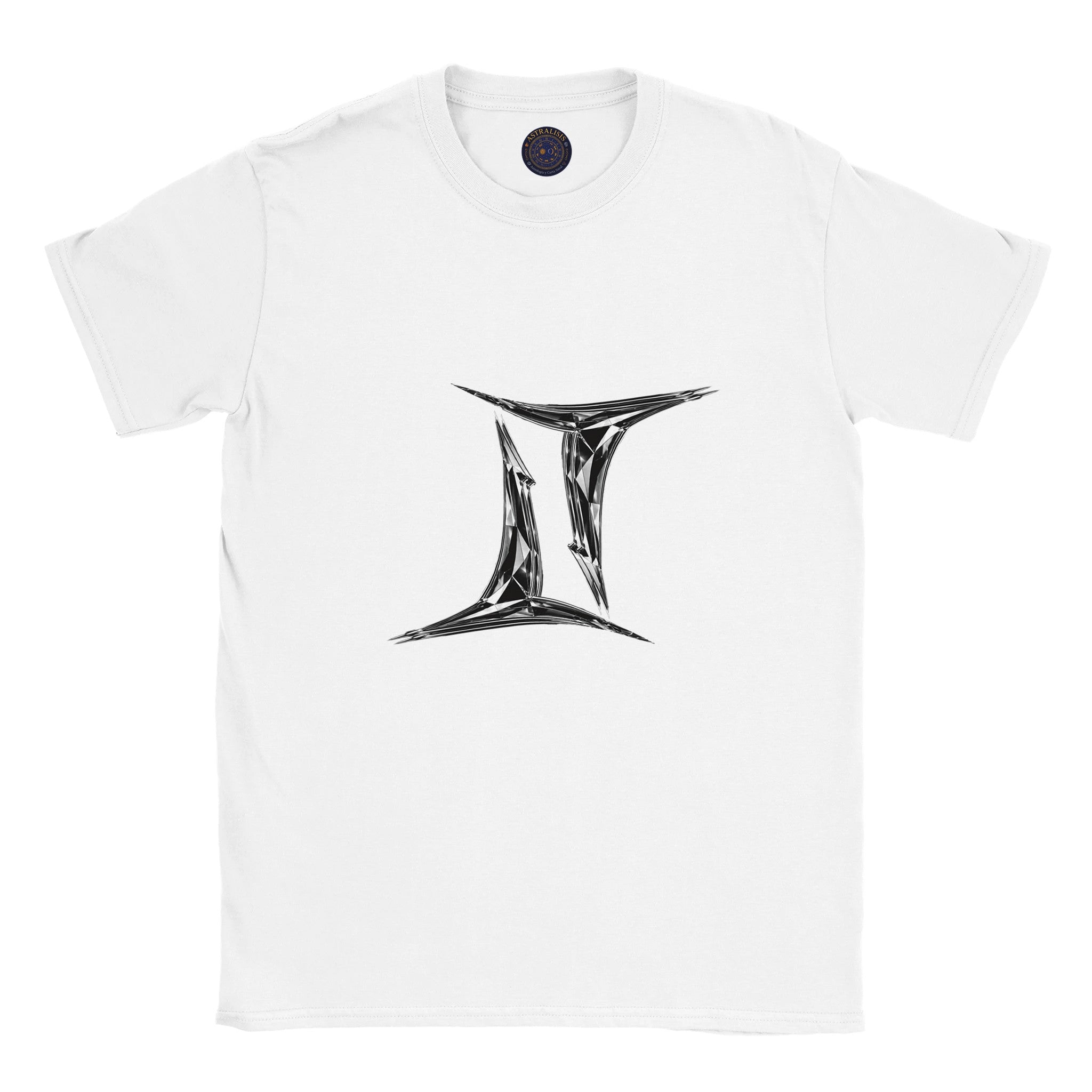 Modelo urbano vistiendo camiseta blanca Géminis diseño minimalista Astrálisis y logo astrálisis